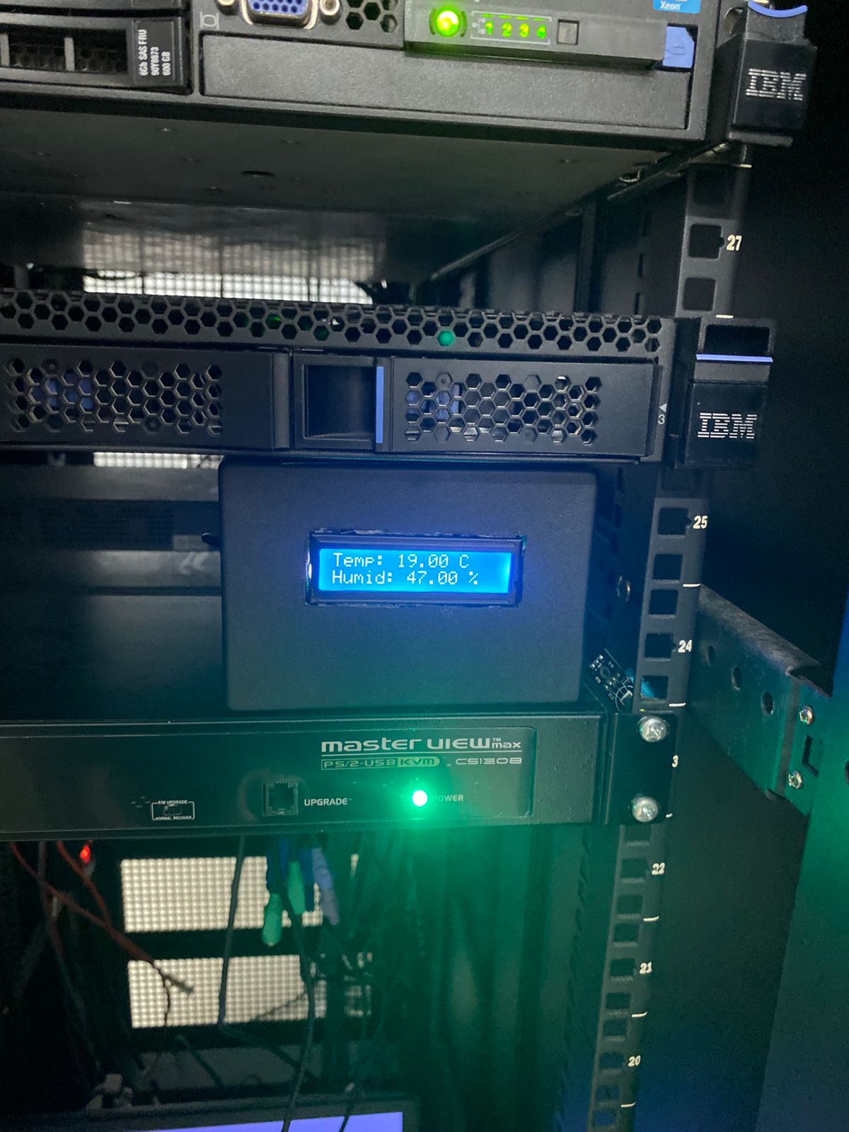 Pengukur suhu ruang server bebasis IoT